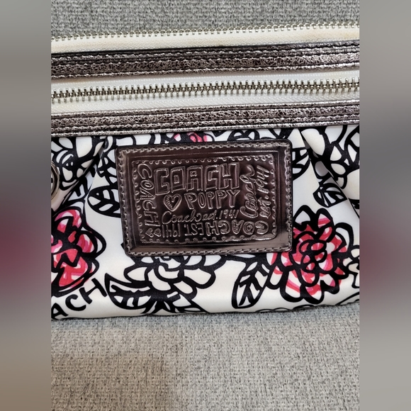 Like New Coach Poppy Daisy Floral Graffiti Wristlet - Picture 2 of 9